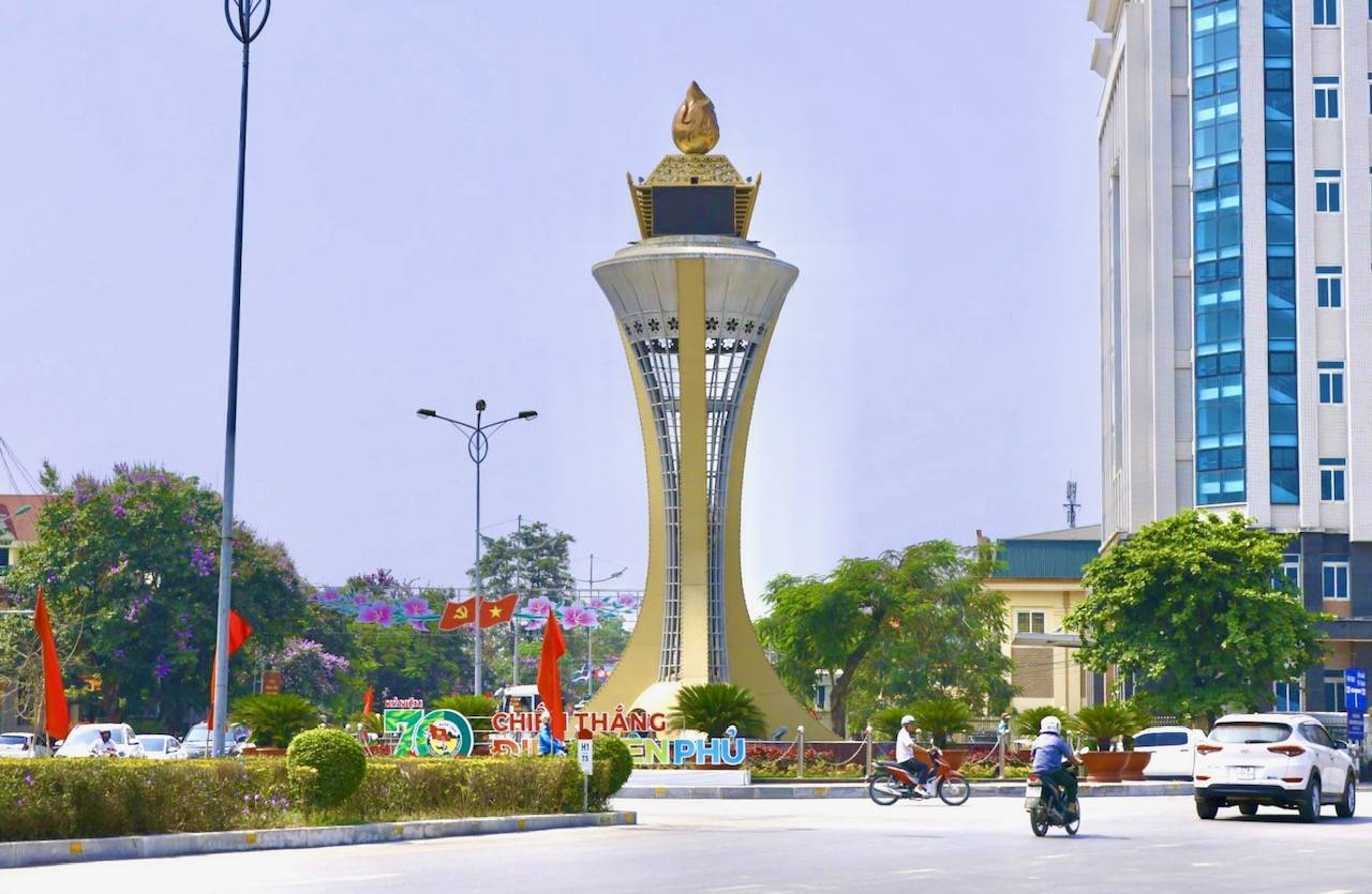 Trụ biểu tượng chân tượng đài Điện Biên Phủ thumbnail